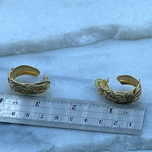 Floral Engraved Pattern on Gold Oval Hoop Earrings - Picture 11 of 12